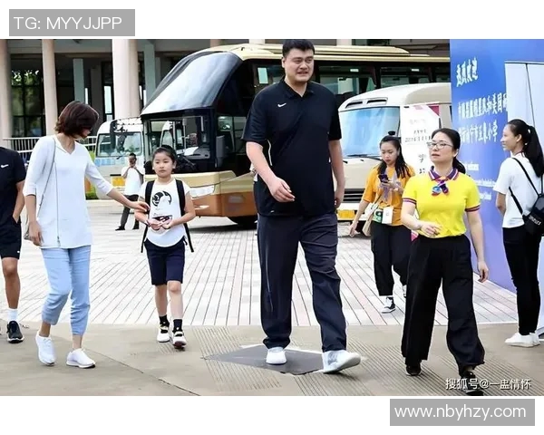 路人神似姚明引发热议网友纷纷点赞称其为人间巨人